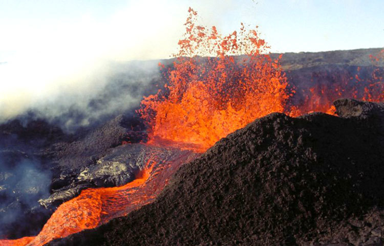 হাওয়াই দ্বীপপুঞ্জের ‘মউনা লোওয়া’ আগ্নেয়গিরিটি আকার-আয়তনে বিশ্বের সর্ববৃহৎ আগ্নেয়গিরি। এটি থেকে প্রায় সারা বছরই লাভার উদগীরণ হয়।