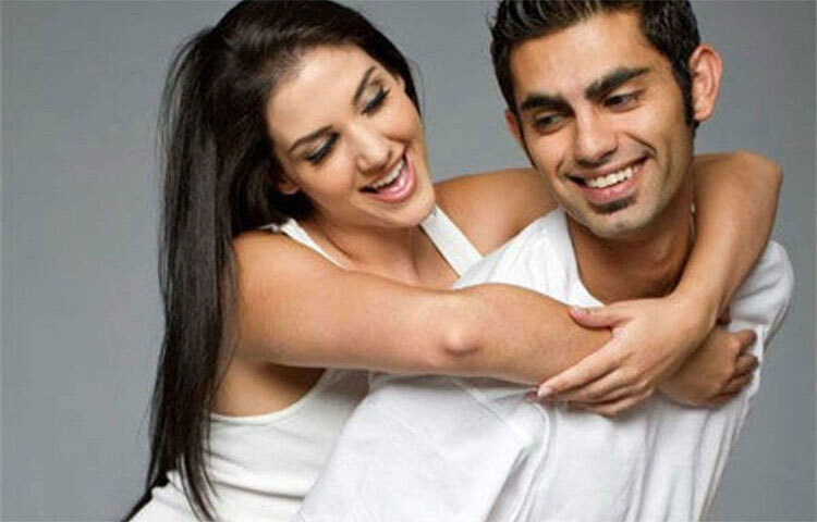 শুধু তারকাদের মধ্যেই নয়। সঙ্গীর সঙ্গে বেশি বয়সের পার্থক্য দেখা যায় সাধারণ মানুষের মধ্যেও। অনেকে তো পছন্দই করেন সঙ্গী হবেন একটু বয়স্ক ও পরিণত। ছবি: সংগৃহীত