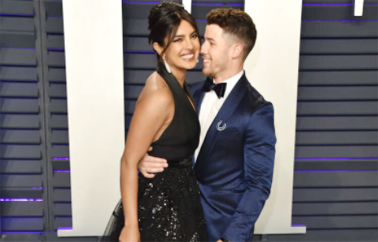 এই বিষয়টা বুঝে নেওয়া খুব জরুরি যে বয়স একটা সংখ্যা ছাড়া আর কিছুই নয়। তাই প্রেম করার সময় প্রথমেই ভুলে যেতে হবে বয়সের পার্থক্য। তবে হ্যাঁ, সঙ্গীর সঙ্গে সময় কাটানো বা কথা বলার সময় মাঝে মধ্যে এই পার্থক্যটা সামনে আনাও জরুরি। তবে তা যেন হয় নমনীয়ভাবে। ছবি: সংগৃহীত