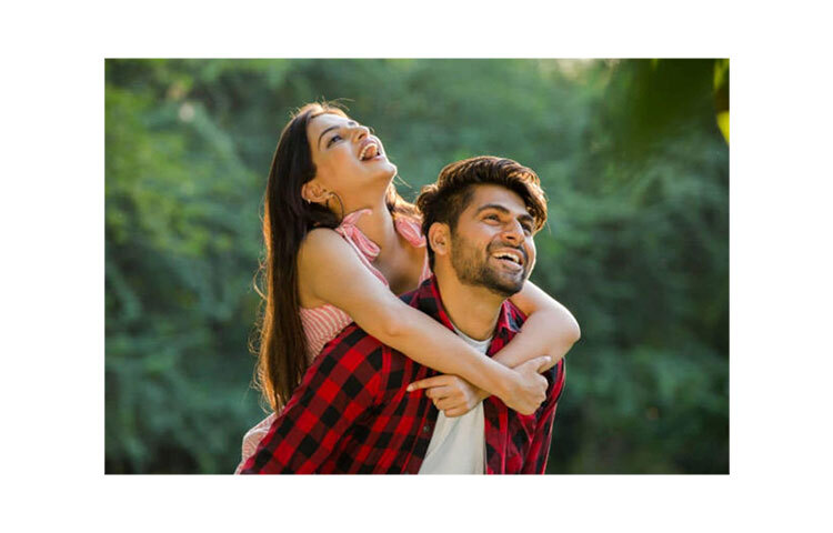 আপনি যেভাবে পৃথিবীকে দেখছেন, আপনার বয়সে ছোট বা বড় সঙ্গী সেভাবে হয়তো দেখছেন না। তাই বিরক্ত না হয়ে, বরং ধৈর্যশীল হন। বরং সঙ্গীকে বোঝার একটু চেষ্টা করুন। সময় দিন। অনেক কিছু অর্থহীন মনে হলেও তার মতো করে বুঝে নেওয়ার চেষ্টা করুন। ছবি: সংগৃহীত