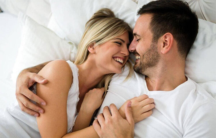 এই ধরণের সম্পর্কের পার্থক্যের ক্ষেত্রে যান বয়স বেশি তিনি অনেকসময় নিজের ইচ্ছে চাপিয়ে দেন অপেক্ষাকৃত কমবয়সী সঙ্গীর ওপর। এটা একেবারেই ঠিক নয়। আপনি বয়সে একটু বেশি বড় বলে সঙ্গীর উপর নিজের ইচ্ছে গুলো চাপিয়ে দেবেন না কখনই। উল্টে নিজেই সঙ্গীকে বুঝতে দিন আপনার পছন্দ ও অপছন্দ। ছবি: সংগৃহীত