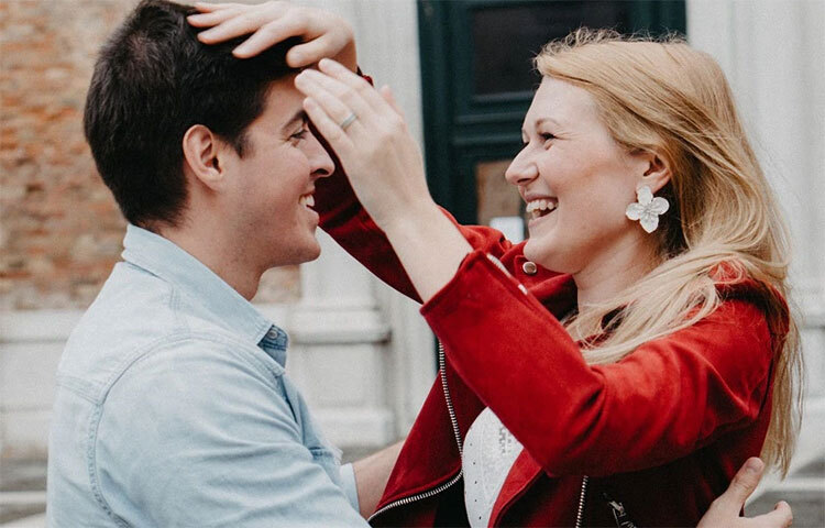 মূলত ভালোবাসা ও বিশ্বাসের উপর দাঁড়িয়ে থাকে যেকোনো সম্পর্ক। তাই এই বিষয়টা মনে রাখুন। বয়স বেশি মানেই সম্পর্কে আপনি নিয়ম করবেন তা কিন্তু একেবারেই নয়। এটা অবশ্যই দুজনেরই ভাবা উচিত। ছবি: সংগৃহীত