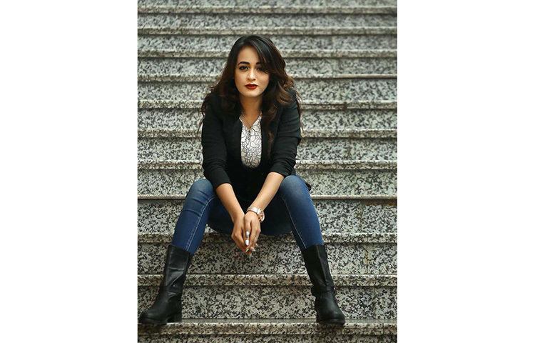 অহনা অ্যাকশধর্মী চরিত্রে বেশ মানানসই। ছবি: ফেসবুক