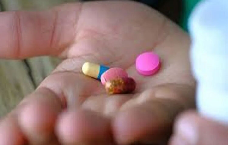 এর ফলে শরীরের রোগপ্রতিরোধ ক্ষমতা ভেঙে পড়ে। অন্যদিকে জ্বর হলেই ঘাম হতে থাকে। পাশাপাশি ঠান্ডা লেগে গলা ব্যথাও হতে পারে। ছবি: সংগৃহীত