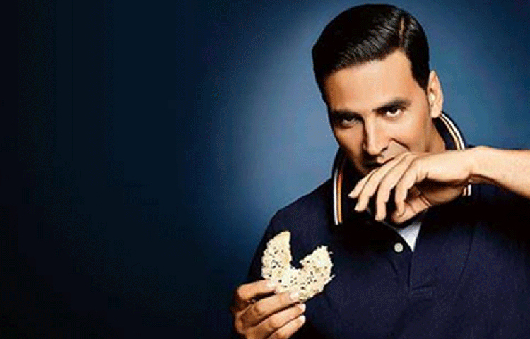 সন্ধ্যা ৭টায় ডিনার সেরে ফেলেন। আর রোজ ৯টায় ঘুমতে যান। মাঝের এই দুঘণ্টা খাবার হজমের জন্য হালকা কিছু কাজ করেন।