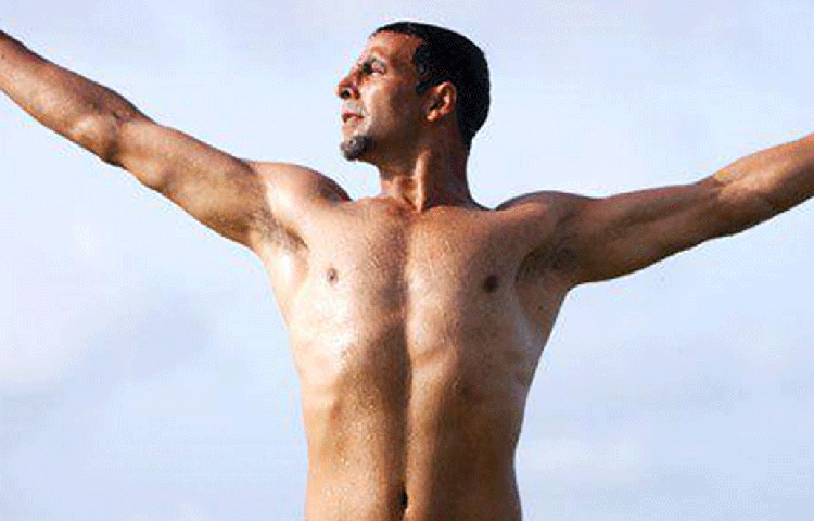 ব্রেকফাস্টে থাকে পরোটা, এক গ্লাস দুধ বা ফলের রস বা মিল্কশেকস্ আর ডিম। এর দুঘণ্টা পর তিনি তাজা ফল খান। নানারকম সব্জি তার খুব পছন্দের, ড্রাই ফল খান।