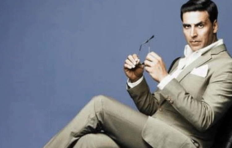 অক্ষয় কুমারের এই ফিটনেস-এর রহস্য কী? পেশীযুক্ত শরীর বানাতে অধিকাংশ অভিনেতা যখন স্টেরয়েডের দিকে ঝুঁকে থাকেন, সেখানে বাইরে থেকে কোনো রকম স্টেরয়েড জাতীয় ওষুধ না খেয়েও কীভাবে অক্ষয় এমন মেদমুক্ত স্বাস্থ্য ধরে রেখেছেন?