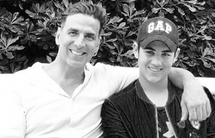 অক্ষয় খুব সরল জীবনযাপন করেন। রাত ৯টায় তিনি ঘুমিয়ে পড়েন এবং রোজ ভোর সাড়ে চারটায় উঠে পড়েন।