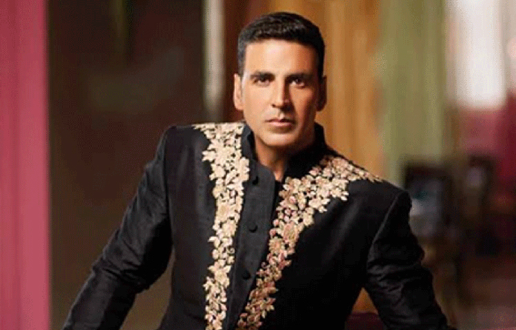 ভোরে ঘুম থেকে উঠেই তিনি শরীরচর্চা শুরু করেন। ঘুম থেকে উঠে তার প্রথম কাজ হাঁটা। সমস্ত তারকাদেরই নির্দিষ্ট জিম ট্রেনার থাকে। অক্ষয়ের কিন্তু কোনো ট্রেইনার নেই। জিমে অক্ষয় যান এবং নিজের ইচ্ছামতো শরীরচর্চা করেন। যে দিন যেটা করতে ইচ্ছা করে, সেদিন সেটাই করেন তিনি।