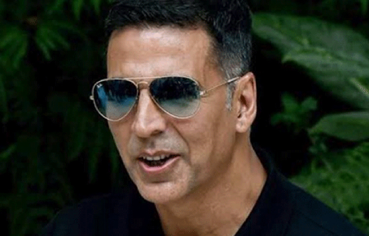 ডিজাইনার বন্ধুর বাড়িতে মাত্র দু’ঘণ্টার একটি অনুষ্ঠান করে তারা বিয়ে করেছিলেন। অনুষ্ঠানে উপস্থিত ছিল মাত্র ৫০ জন অতিথি। সেই তালিকায় আমির খান, রাজনৈতিক নেতা অমর সিংহ এবং পরিচালক ধর্মেশ দর্শনের মতো ঘনিষ্ঠ কয়েকজন অতিথি ছিলেন।