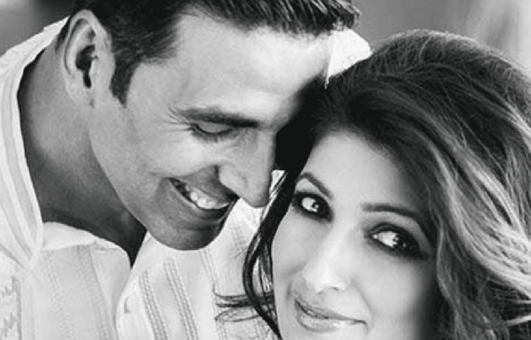 তারা যে সত্যিই বিয়ে করেছেন তা প্রথমে অনেকেই বিশ্বাস করতে পারেননি। তাদের দুজনের প্রথম দেখা মুম্বাইয়ের একটা ফিল্মফেয়ার ম্যাগাজিনের ফটোশুটে। টুইঙ্কেলকে প্রথম দেখেই প্রেমে পড়েছিলেন অক্ষয়। টুইঙ্কেলের সঙ্গে তোলা সেই প্রথম ছবিটি আজও সযত্নে রেখে দিয়েছেন তিনি।