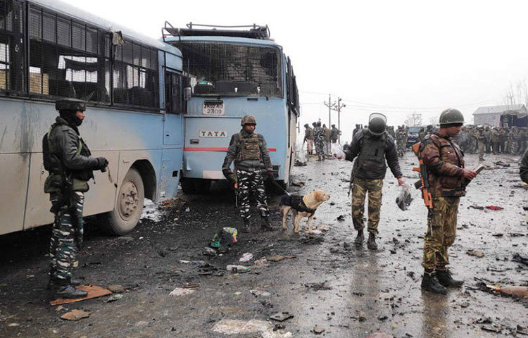 পুলওয়ামা হামলা: পুলওয়ামা হামলার কথা মনে রয়েছে নিশ্চয়ই? ২০১৯ সালে ১৪ ফেব্রুয়ারি জম্মু-কাশ্মীরের পুলওয়ামায় সেনা কনভয়ে হামলা করে জঙ্গিরা। এই হামলায় ৪০ সিআরপিএফ জওয়ানের মৃত্যু হয়।