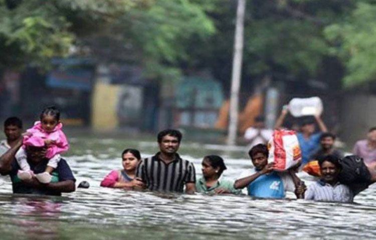 চেন্নাই-বন্যা: উত্তর-পূর্ব মৌসুমী বায়ুর প্রভাবে ২০১৫ সালে নভেম্বরের মাঝামাঝি শুরু হয়েছিল প্রবল বৃষ্টি। তারপর থেকে লাগাতার বর্ষণে প্লাবিত হয়েছে তামিলনাড়–র বিস্তীর্ণ অঞ্চল। সবচেয়ে বেশি ক্ষতিগ্রস্ত হয় রাজধানী চেন্নাই। মৃত্যু হয়েছিল চারশোরও বেশি মানুষের। গৃহহীন হয়েছিলেন প্রচুর মানুষ। রাস্তাঘাট, বিমানবন্দর, ট্রেন লাইন সব পানির তলায় চলে গিয়েছিল। ১৯১৮ সালের পর এ রকম বর্ষণ হয়নি বলেই জানায় আবহাওয়া দফতর।