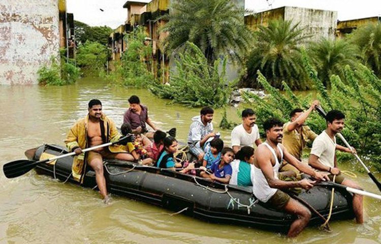 সে সময় সাহায্যে অনেক তারকাই এগিয়ে এসেছিলেন। তাদের মধ্যে একজন ছিলেন অক্ষয় কুমারও। ভূমিকা ট্রাস্ট নামে এক স্বেচ্ছাসেবী সংস্থাকে এক কোটি টাকা অর্থ সাহায্য করেছিলেন অক্ষয়। বিপর্যস্ত চেন্নাইয়ের প্রতিটা মানুষের কাছে সে সময় ত্রাণ পৌঁছে দিচ্ছিল ভূমিকা ট্রাস্ট।