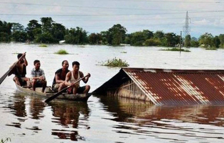 তখনও এগিয়ে এসেছিলেন অক্ষয় কুমার। অসমের পাশে দাঁড়িয়েছিলেন তিনি ১২কোটি টাকা দান করেছিলেন। অসমের মুখ্যমন্ত্রী ত্রাণ তহবিলে এক কোটি এবং কাজিরাভা অভয়ারণ্যকে এক কোটি টাকা দান করেন।
