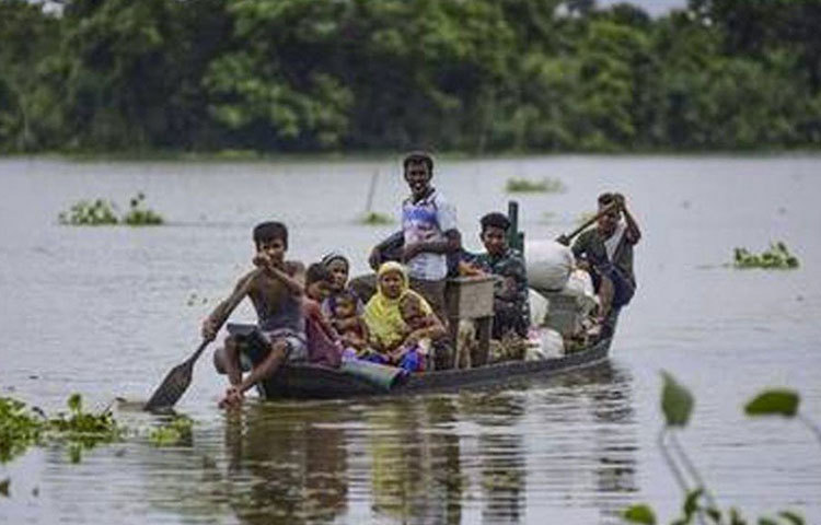 তখনও এগিয়ে এসেছিলেন অক্ষয় কুমার। অসমের পাশে দাঁড়িয়েছিলেন তিনি ১২কোটি টাকা দান করেছিলেন। অসমের মুখ্যমন্ত্রী ত্রাণ তহবিলে এক কোটি এবং কাজিরাভা অভয়ারণ্যকে এক কোটি টাকা দান করেন।