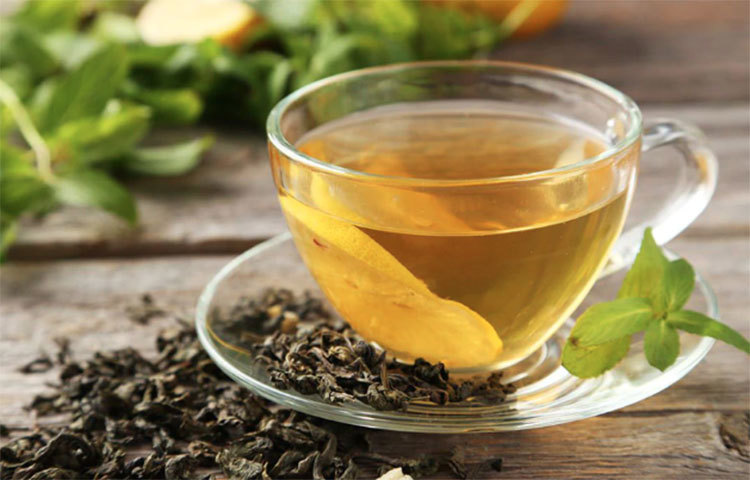 ডাস্ট অ্যালার্জির সমস্যায় গ্রিন টি খেয়ে দেখতে পারেন। গ্রিন টি-এর অ্যান্টিঅক্সিড্যান্ট উপাদান অ্যালার্জির সমস্যার সঙ্গে লড়তে সাহায্য করে। চোখে লাল ভাব, র‌্যাশ বেরনো ইত্যাদি রুখতে এটি অত্যন্ত কার্যকর।