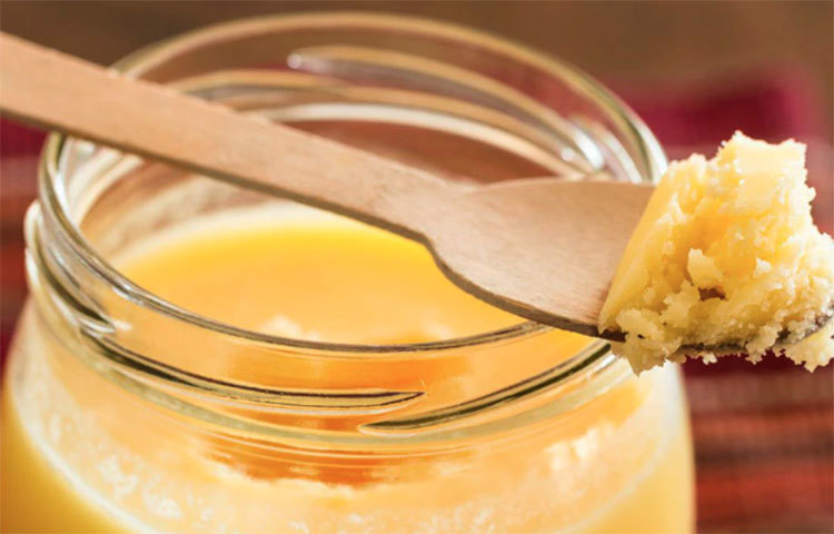 ডাস্ট অ্যালার্জির সমস্যায় ঘি খেয়ে দেখতে পারেন। ফল পাবেন ম্যাজিকের মতো। ঘি প্রাকৃতিকভাবে যে কোনও ধরনের অ্যালার্জির সমস্যার সঙ্গে লড়াই করতে সক্ষম। এক চামচ ঘি তুলোয় লাগিয়ে সরাসরি র‌্যাশে আক্রান্ত ত্বকে লাগান। ত্বকের জ্বালা ভাব, অস্বস্তি অনেকটাই কমে যাবে। প্রতিদিন ১ চামচ করে ঘি খেতে পারলে ঠান্ডা লাগা বা অ্যালার্জির সমস্যায় আক্রান্ত হওয়ার ঝুঁকি অনেকটাই কমবে।