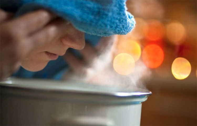 মাথা যন্ত্রণা, বন্ধ নাক, চোখ-নাক দিয়ে জল পড়া ইত্যাদির সমস্যায় একটি পাত্রে গরম জল নিয়ে তার মধ্যে কয়েক ফোঁটা ইউক্যালিপটাস তেল ফেলে তার ভাপ (ভেপার) নিন। এতে বন্ধ নাক খুলে যাবে, নাকের ভিতরে অ্যালার্জির কারণে হওয়া অস্বস্তিও কমে যাবে।