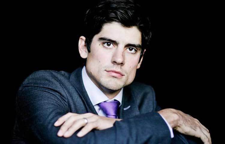 শুধু খেলা নয়, ইংলিশ ক্রিকেটের সাবেক অধিনায়ক অ্যালিস্টার কুক তার সুন্দর চেহারার জন্যও তুমুল আলোচনায় এসছিলেন।