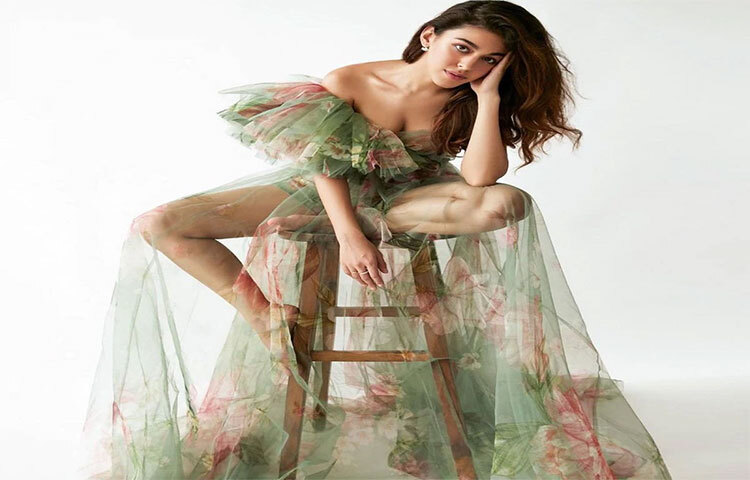 অভিনয়ের পরিধি এখনও অনেক কম, তবে ফ্যাশনের জাদুতে ভক্তদের মন জয় করছেন আলায়া এফ। অভিনেত্রী পূজা বেদীর মেয়ে তিনি। সম্প্রতি একটি আকর্ষণীয় পোশাকে ছবি পোস্ট করেছেন আলায়া। ছবি: সংগৃহীত