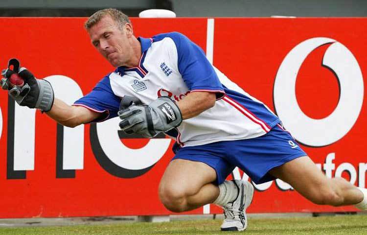 সাবেক ইংলিশ ক্রিকেটার অ্যালেক স্টুয়ার্ট উইকেটকিপিংয়ে ইতিহাস গড়েছেন। তিনি ইংল্যান্ড দলের সাবেক অধিনায়ক ছিলেন।