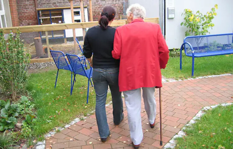 কিন্তু রোগের মাত্রা যত বাড়তে থাকে, ততই রোগীর দেখভাল কঠিন হয়ে উঠতে পারে। ছবি: সংগৃহীত