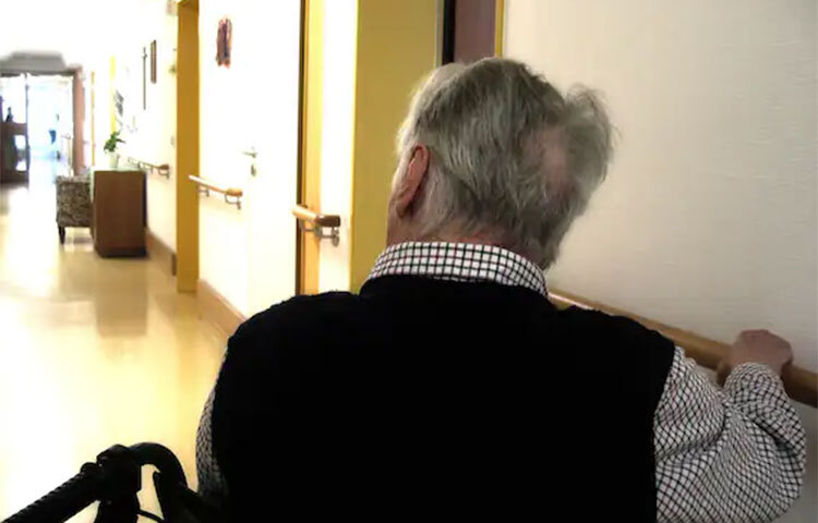 উপসর্গ বুঝে সেই মতো আগালে আক্রান্তকে কিছুটা স্বস্তিতে রাখা যাবে। তবে সে জন্য রোগীর সঙ্গে বোঝাপড়া জরুরি। আর এই বোঝাপড়ার জন্য দেখভালকারীকে কিছু প্রশিক্ষণ নিতে হবে। ছবি: সংগৃহীত