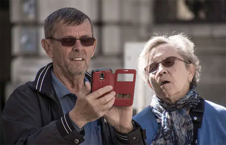 বিশেষজ্ঞরা যেমন বলছেন, শুধু কথার মাধ্যমে বোঝাপড়ার চেষ্টা নয়। পাশাপাশি স্পর্শ, চোখের ইশারা ও শব্দ দিয়েও যোগাযোগ করার চেষ্টা করতে হবে রোগীর সঙ্গে। ছবি: সংগৃহীত