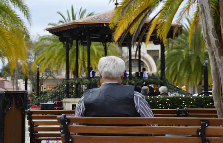 যদি আক্রান্ত ব্যক্তি আপনার কথা শুনতে না পান, তা হলে তাকে নয়, আশপাশের পরিবেশে যে আওয়াজ হচ্ছে সেটা কমানোর চেষ্টা করুন। তার সীমিত ক্ষমতাকে দেখিয়ে ছোট না করাই বাঞ্ছনীয়। ছবি: সংগৃহীত