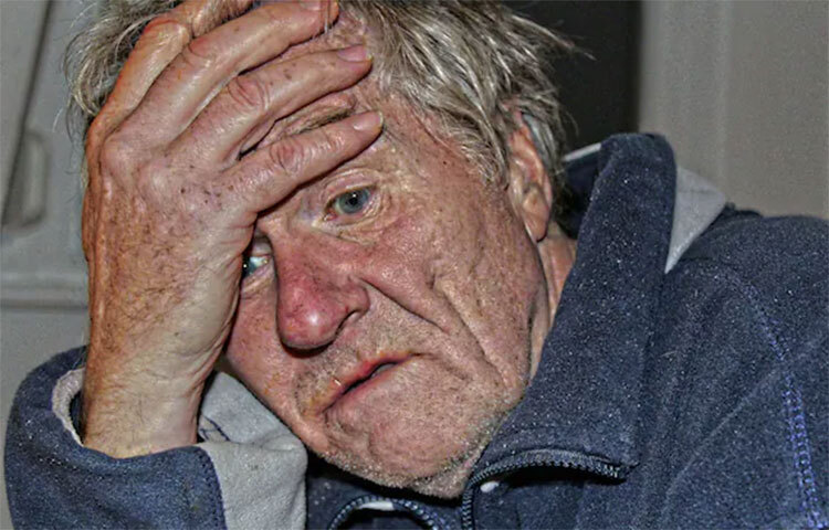 রোগী কী বলছে, মন দিয়ে শুনুন। একই সঙ্গে কথা না বলেও তারা নানাভাবে নিজের মনের ভাব বোঝাতে পারেন। সেই দিকেও নজর রাখা দরকার। সাধারণভাবে গোসল করা নিয়ে অ্যালঝাইমার্স রোগীদের মধ্যে একটা ভয় তৈরি হয়। পরিচ্ছন্ন জামাকাপড় পরা, খাওয়া-দাওয়া এমনকী মলমূত্রত্যাগের ক্ষেত্রেও নানা সমস্যা দেখা দিতে পারে। এসব ক্ষেত্রে কীভাবে রোগীকে সাহায্য করবেন, সেটা বুঝতে হলে বিষয়গুলো নিয়ে কিছুটা এই বিষয়ে লেখাপড়া করা থাকলে ভালো হয়। ছবি: সংগৃহীত