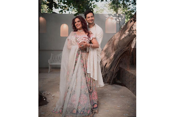 চলতি সপ্তাহেই দিল্লিতে হবে বিয়ের অনুষ্ঠান, তার আগে ১১০ বছরের পুরোনো দিল্লির জিমখানা (১৯১৩ সালে প্রতিষ্ঠিত) ক্লাবে বসেছিল আলি ফজল-রিচা চাড্ডার গায়ে হলুদ ও সংগীতের আসর। ছবি: সংগৃহীত