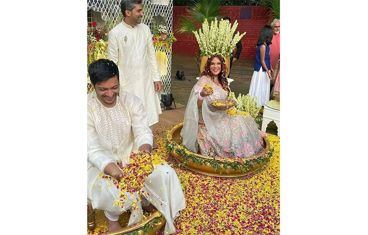 বিশাল আকারের পিতলের গামলার মধ্যে বসে ছিলেন হবু দম্পতি। চারিদিকে গাঁদা, গোলাপ আর রজনীগন্ধার পাপড়ি ছড়ানো, এভাবেই সাজিয়ে তোলা হয়েছিল আলি ফজল ও রিচা চাড্ডার গায়ে হলুদের অনুষ্ঠান। ছবি: সংগৃহীত