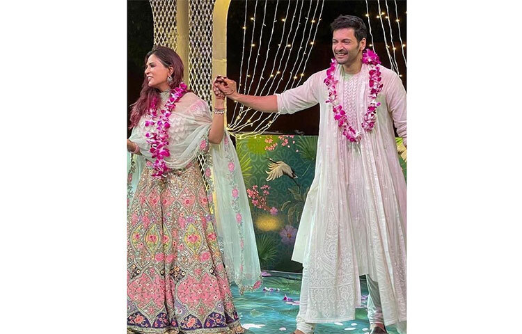 রিচা চাড্ডার পরনে লেহেঙ্গা চোলি, আর আলি ফজলের পরনে সাদা শেরওয়ানি, গলায় অর্কিডের মালা পরে, হাতে হাত ধরে সংগীত সেরিমনিতে জমিয়ে নাচলেন আলি-রিচা। ছবি: সংগৃহীত