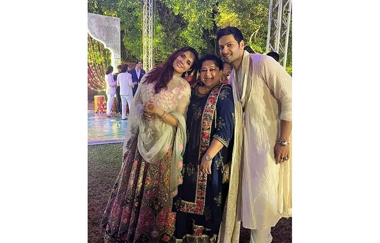 সংগীত অনুষ্ঠান চলাকালীন পরিবারের সদস্যদের সঙ্গে ক্যামেরার সামনে পোজ দিলেন হবু দম্পতি আলি-রিচা। ছবি: সংগৃহীত