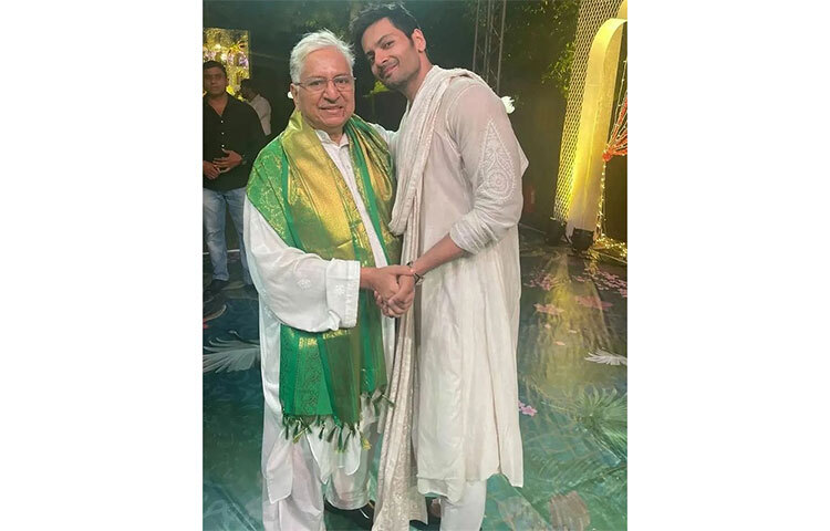 সংগীত সেরিমনির জন্য রিচার পোশাক ডিজাইন করেছেন রাহুল মিশ্রা, আর আলি ফজল পরেছিলেন আবু জানি-সন্দীপ খোসলার ডিজাইন করা পোশাক। ছবি: সংগৃহীত