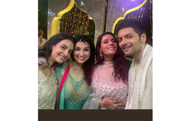 বিয়ের ‘সংগীত সেরিমনি’তে বন্ধুদের সঙ্গে জমিয়ে মজা করতে দেখা গেল আলি ফজল-রিচা চাড্ডাকে। ছবি: সংগৃহীত