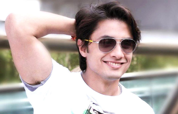 আলি জাফর: পর্দায় চুম্বনে অস্বীকার করা ১০ বলিউড তারকাদের মধ্যে আলি জাফর উল্লেখযোগ্য।