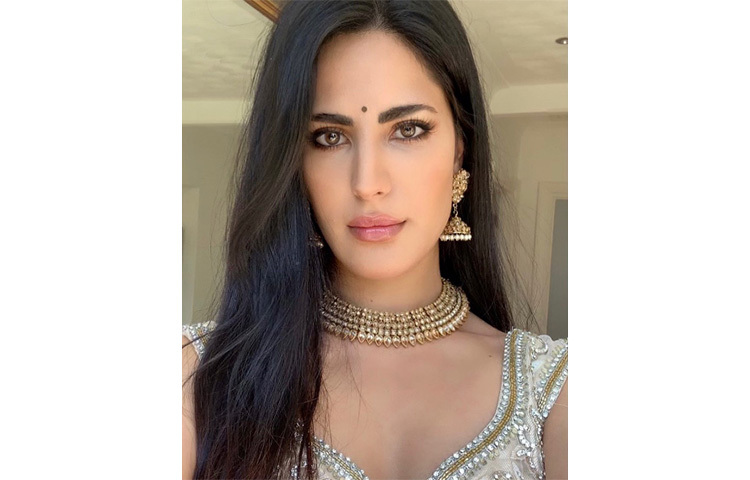 প্রথম দেখায় মনে হবে তিনি ক্যাটরিনা কাইফ। সম্প্রতি ইন্টারনেট দুনিয়ায় ভাইরাল হয়েছে এই সুন্দরীর ছবি। যাকে দেখে অনেকেই ক্যাটরিনা বলে মনে করছেন। ছবি: সংগৃহীত