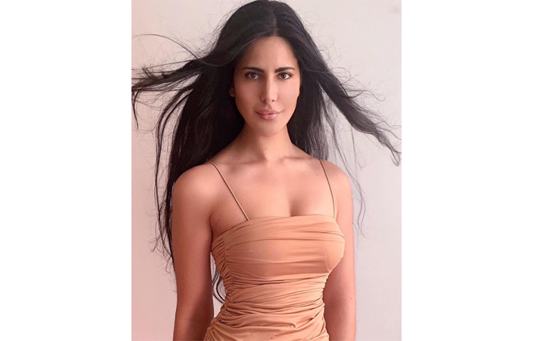 আলিনা রাইয়ের বয়স ২৫ বছর। উচ্চতা আর ওজনে প্রায় ক্যাটরিনার সমান তিনি। ক্যাটরিনার উচ্চতা ১.৬৮ মিটার, ওজন ৫৫ কেজি। আলিনার ওজনও ৫৫ কেজি। আর উচ্চতা ১.৬৭ মিটার। ছবি: সংগৃহীত