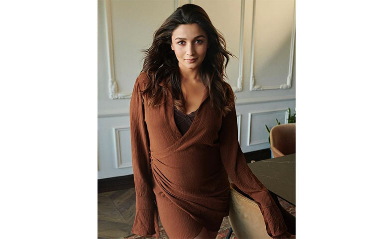 এবার সাম্প্রতিক ফটোশুটে নজর কাড়লেন হবু মা আলিয়া। ছবি: সংগৃহীত