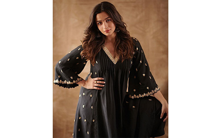 এই দম্পতি ১৪এপ্রিল সালে মুম্বাইয়ের বান্দ্রায় তাদের বাড়িতে ৫ বছর সম্পর্কে থাকার পর গাঁটছড়া বাঁধেন। তাদের বিয়ের পর থেকেই এই জুটি তাদের পেশাদার জীবন নিয়ে ব্যস্ত ছিলেন। অবশেষে আলিয়া এবং রণবীর নিজেদের জন্য সময় বের করেছেন এবং বর্তমানে ইতালিতে ছুটি কাটাচ্ছেন। ছবি: সংগৃহীত