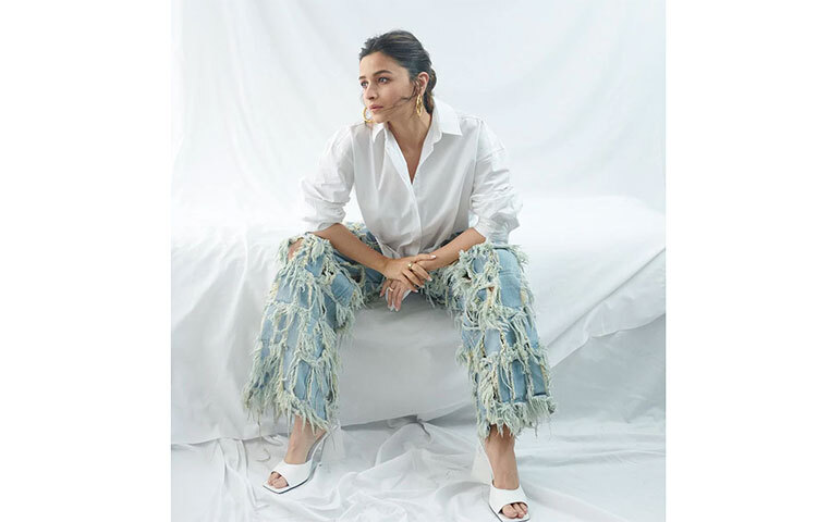 এরপরে অভিনেত্রী জি লে জারা, রকি অর রানি কি প্রেম কাহানি এবং হলিউড ছবি, হার্ট অফ স্টোন-এ অভিনয় করবেন। রণবীর এনিম্যাল এবং শ্রদ্ধা কাপুরের সঙ্গে ‘লাভ রঞ্জন’-এর মতো ছবিতে অভিনয় করবেন। ছবি: সংগৃহীত