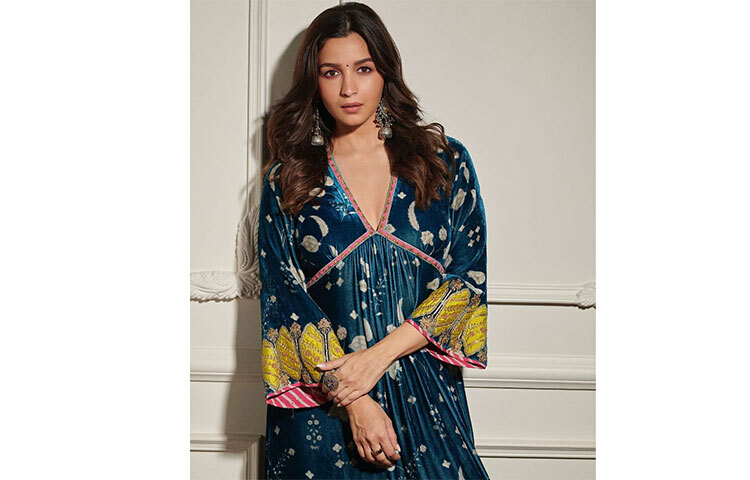 বেবি বাম্প নিয়েও কীভাবে ফ্যাশনেবল হতে হয় জানেন আলিয়া। ছবি: সংগৃহীত