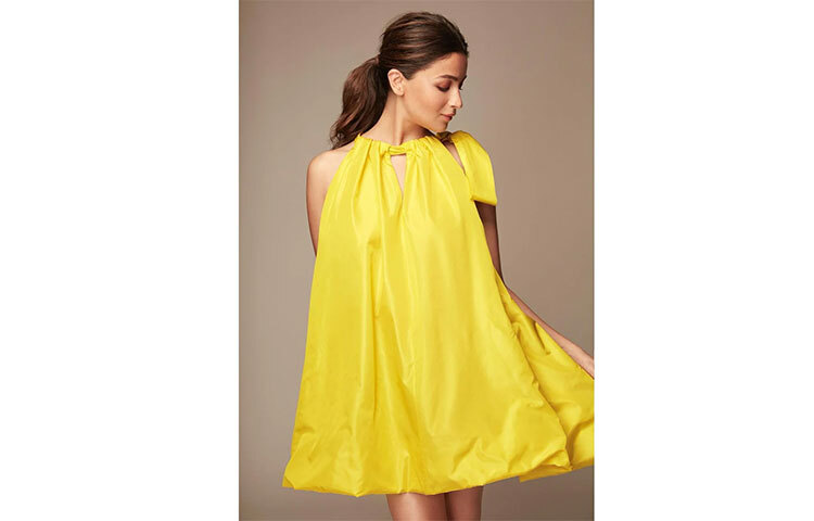 বেবি বাম্প ঢাকা পরেছে হলুদ বেলুন ড্রেসে। সঙ্গে মানানসই সাজ আলিয়ার। ছবি: সংগৃহীত