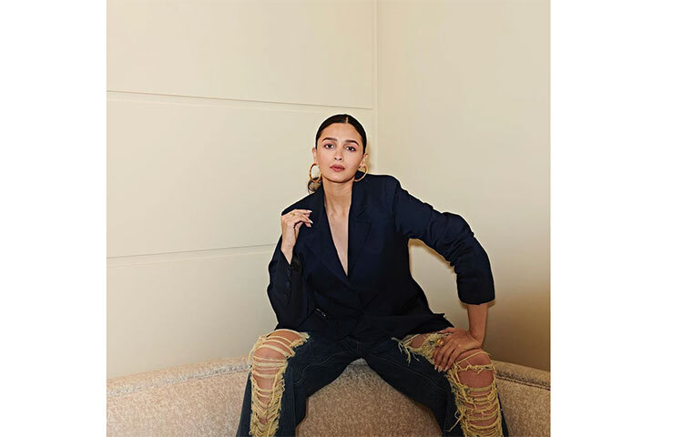 রিপড ডেনিমের সঙ্গে ব্লেজার। কানে বড় হুপস। আলিয়া যেন বস লেডি। ছবি: সংগৃহীত