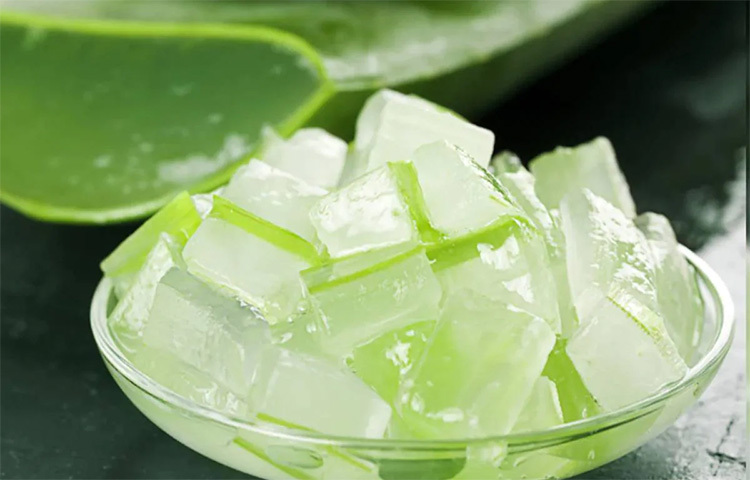 অ্যালোভেরা রসের স্বাদের জন্য খেতে ইচ্ছে না করলে সবজির রসের সঙ্গে মিশিয়েও খেতে পারেন। ছবি: সংগৃহীত