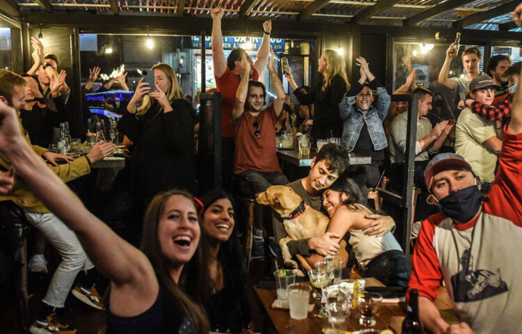 জয়ের উৎসবের আমেজটা আগে থেকেই ছিল ডেমোক্র্যাট শিবিরে। তবে তা সত্ত্বেও চোখে চোখ রেখে লড়াইয়ের মধ্যেও আনন্দের জোয়ারে গা ভাসাননি বহু সমর্থক। তবে আমেরিকার ৪৬তম প্রেসিডেন্ট পদে জো বাইডেনের নির্বাচনের খবরটা সরকারিভাবে ঘোষিত হওয়ামাত্রই সেই বাঁধ ভেঙেছে। বাইডেন-হ্যারিস জুটির জয়ে উল্লাস মেতে উঠেছেন তারা।