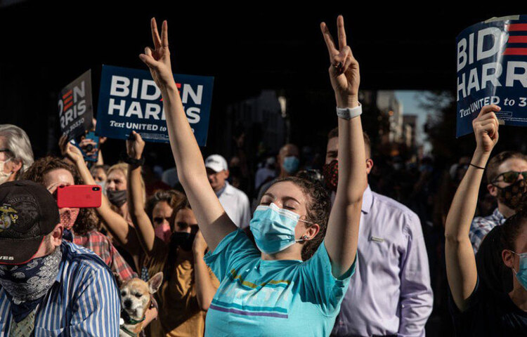 আমেরিকার প্রথম মহিলা ভাইস-প্রেসিডেন্ট হিসাবে নির্বাচিত হওয়ার পর আম জনতার উদ্দেশে কমলা হ্যারিস বলেছেন, ‘আশাভরসা, বিজ্ঞান, সংঘবদ্ধতা এবং সত্যকেই বেছে নিয়েছেন আপনারা।’ এই ঘটনা যে আমেরিকার ইতিহাসে মাইলফলক হয়ে থাকবে, তা-ও মনে করছেন সমর্থকেরা।