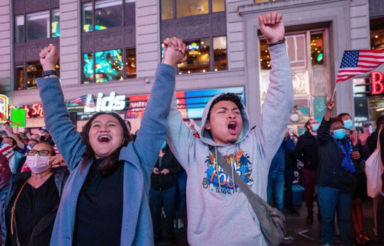 করোনার মতো মহামারি নিয়ে ট্রাম্পের লাগামছাড়া মনোভাবও তার বিপক্ষে গিয়েছে বলে মনে করছেন অনেকে। মাস্ক পরা নিয়ে তার বিরূপ মনোভাব অথবা আমেরিকায় সংক্রমণে রাশ টানতে ব্যর্থতাকেই ডেমোক্র্যাটরা ভোট জয়ে হাতিয়ার করেছেন।
